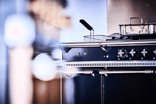 Metallene schwarze Küchenfront im Detail mit silbernen Griffen