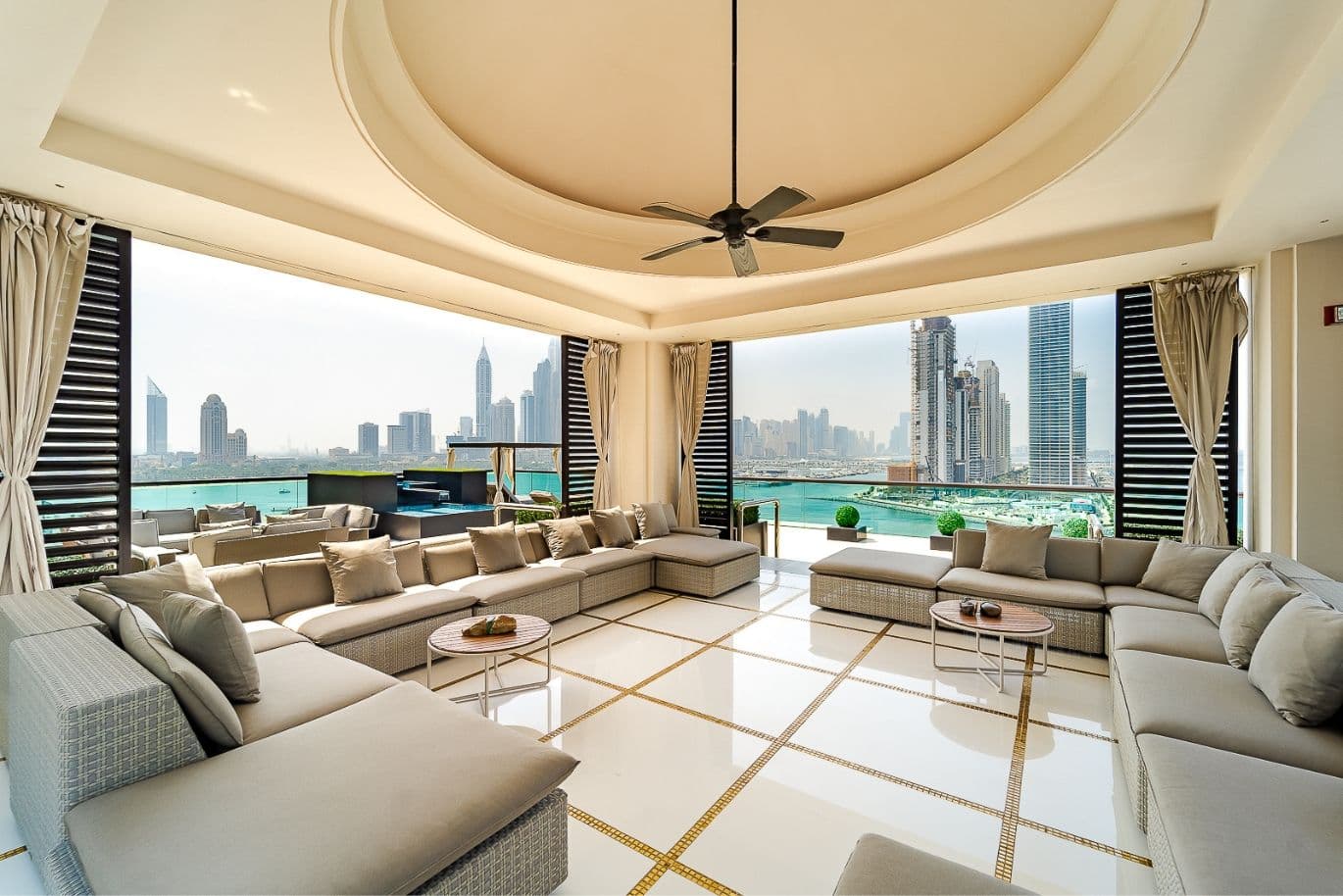 Penthouse in Palm Jumeirah, Dubai with a large terrace and breahtaking views of Dubai Marina and the Arabian Sea