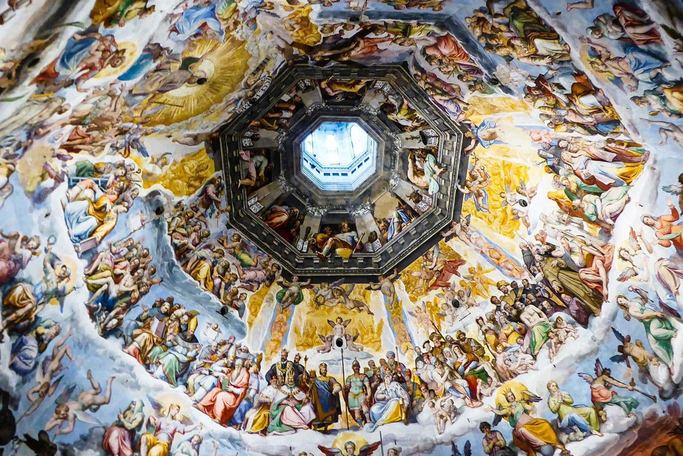 De somptueuses fresques ornent l'intérieur de la coupole octogonale et représentent des scènes religieuses aux couleurs vives et aux personnages détaillés, qui entourent une lucarne.