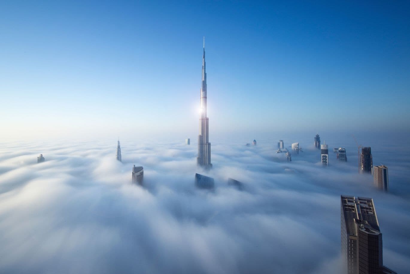 Burj Khalifa Wohngebäude ragt über die Wolken in Downtown Dubai hinaus