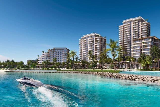 Speedboast fährt entlang der Küste vor den Apartments und Resorts der Dubai Islands