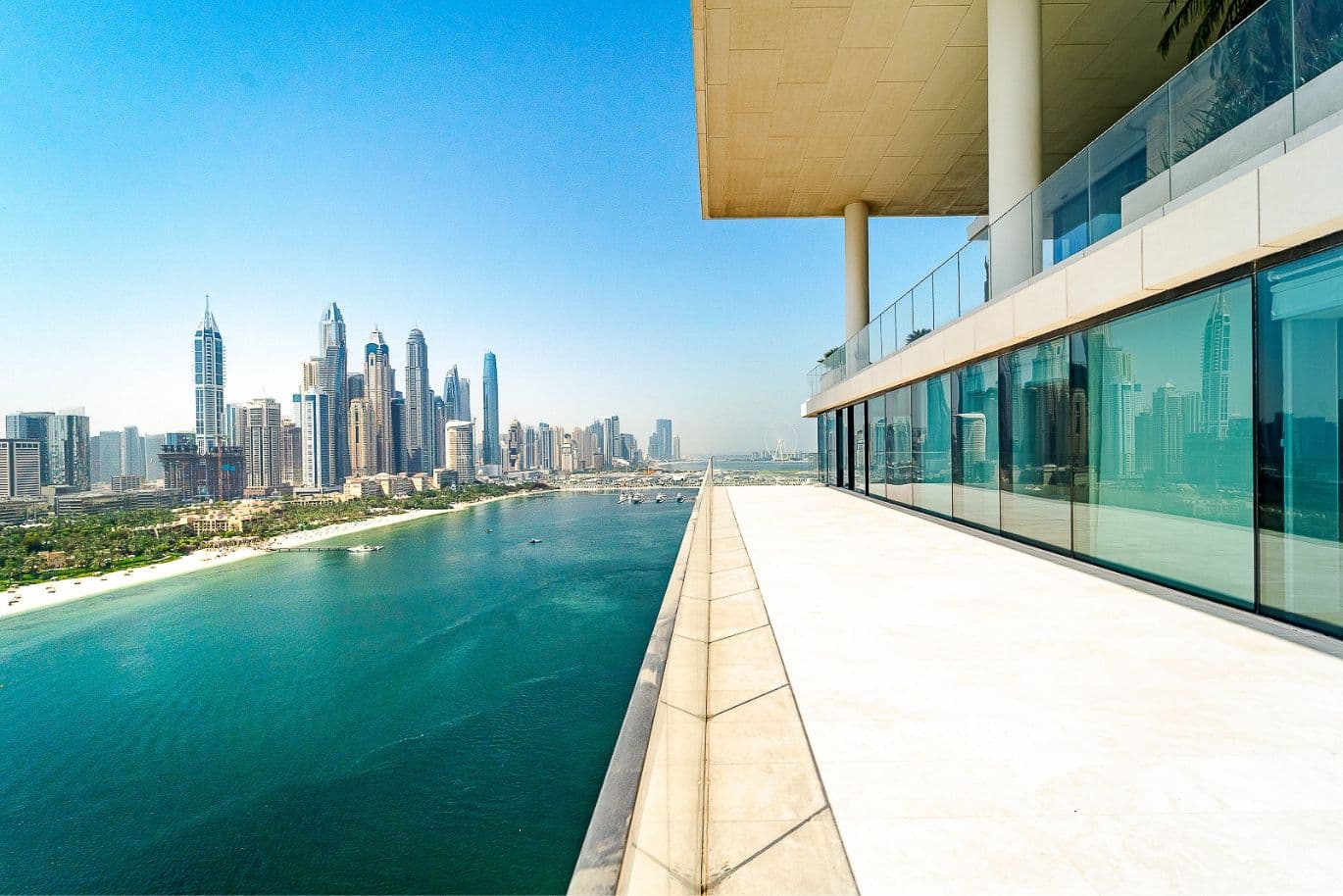 Spektakuläre Aussicht auf die Marina-Skyline von der Terrasse des Penthouses im One at Palm Jumeirah, eines der teuersten Häuser in Dubai.