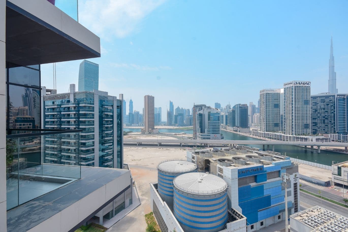 Empower Business Bay District Cooling Anlage mit Kanal und Burj Khalifa im Hintergrund