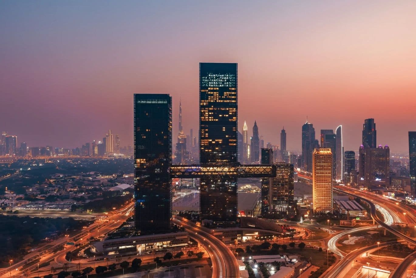 Luxus-Wohngebäude One Za’abeel bei Sonnenuntergang mit Burj Khalifa und Downtown Dubai im Hintergrund