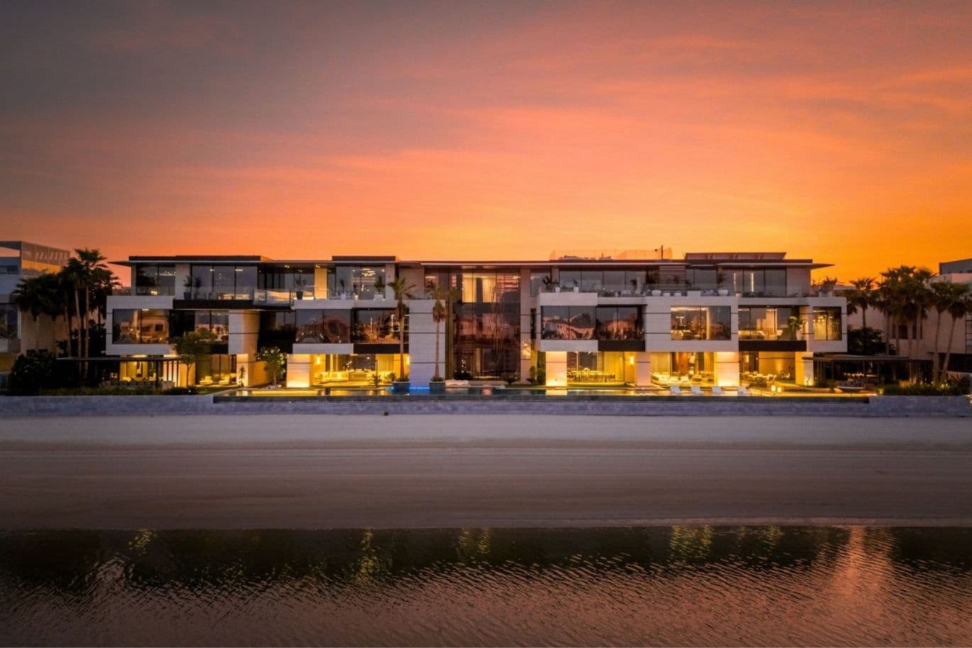 Wunderschöne Sonnenuntergangsblick vom Strand der Casa Del Sole, einem rekordbrechenden Luxushaus auf der Palm Jumeirah