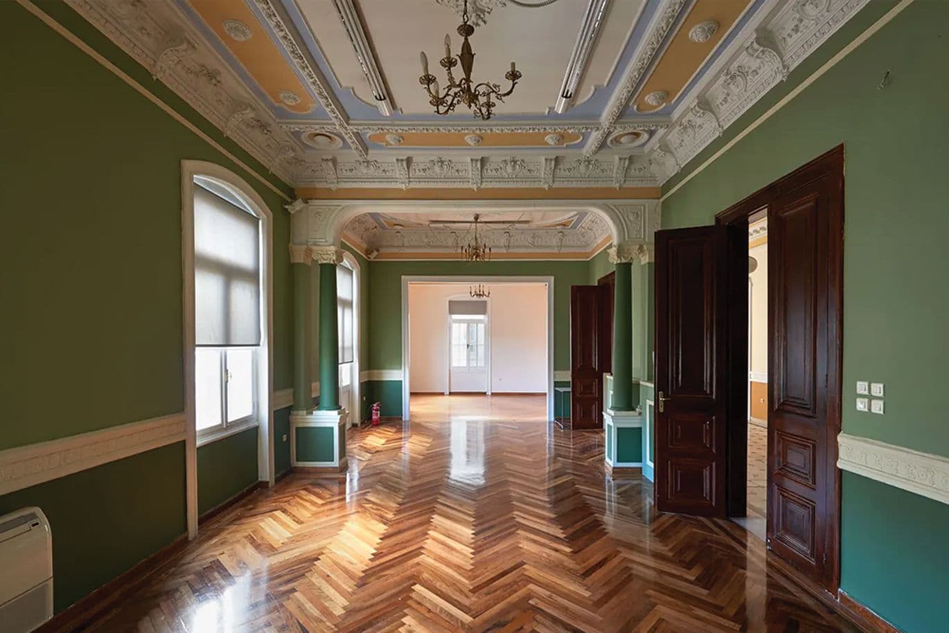 Εσωτερικό ιστορικής κατοικίας στην Αθήνα με διακοσμημένη οροφή, ξύλινα πατώματα και νεοκλασικές λεπτομέρειες