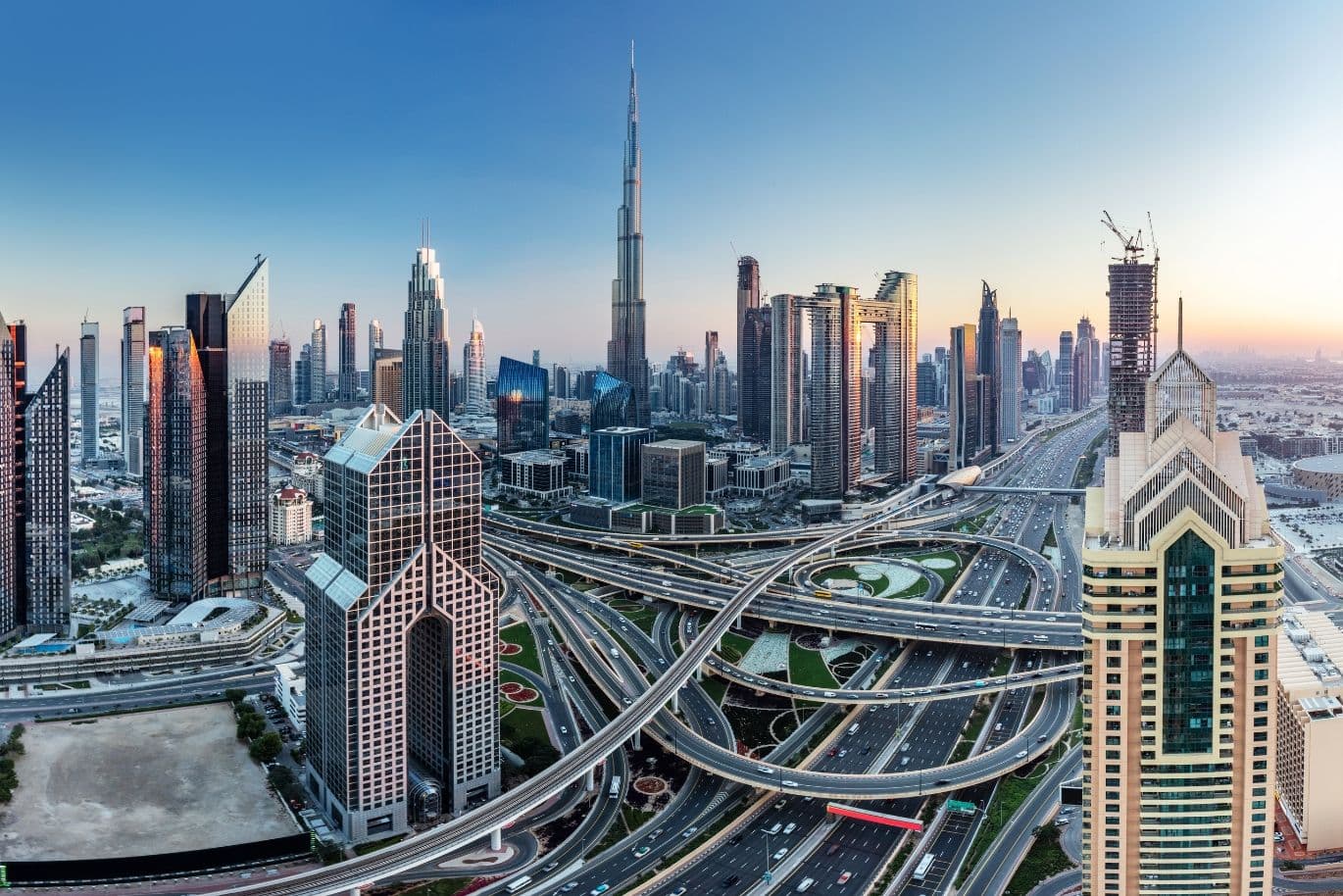 Luftaufnahme des hochmodernen Straßennetzes in Downtown Dubai, das die erstklassige Infrastruktur für Immobilieninvestitionen widerspiegelt.