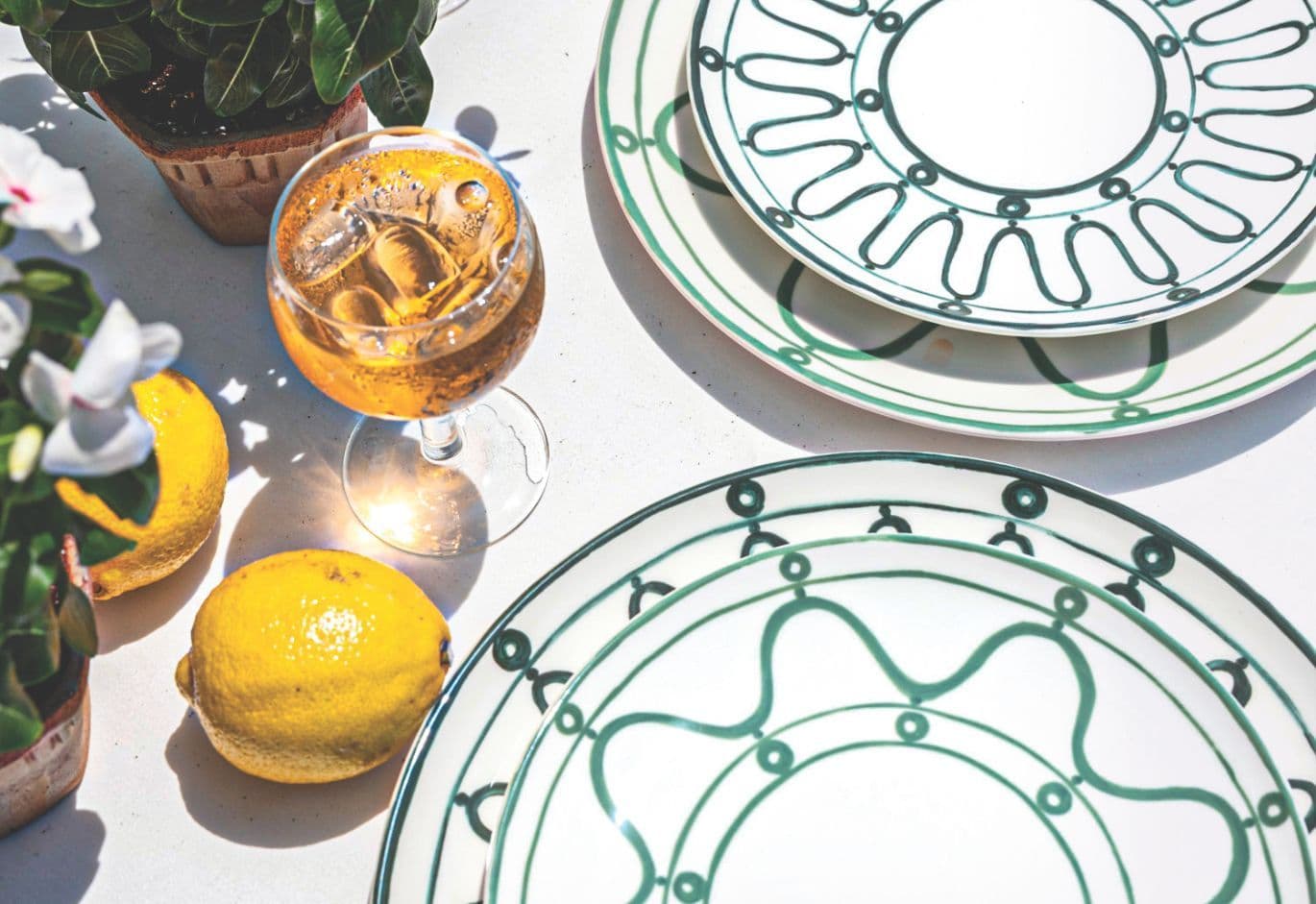 Το εξωτερικό μέρος ενός κτιρίου, περιτριγυρισμένο από πράσινο