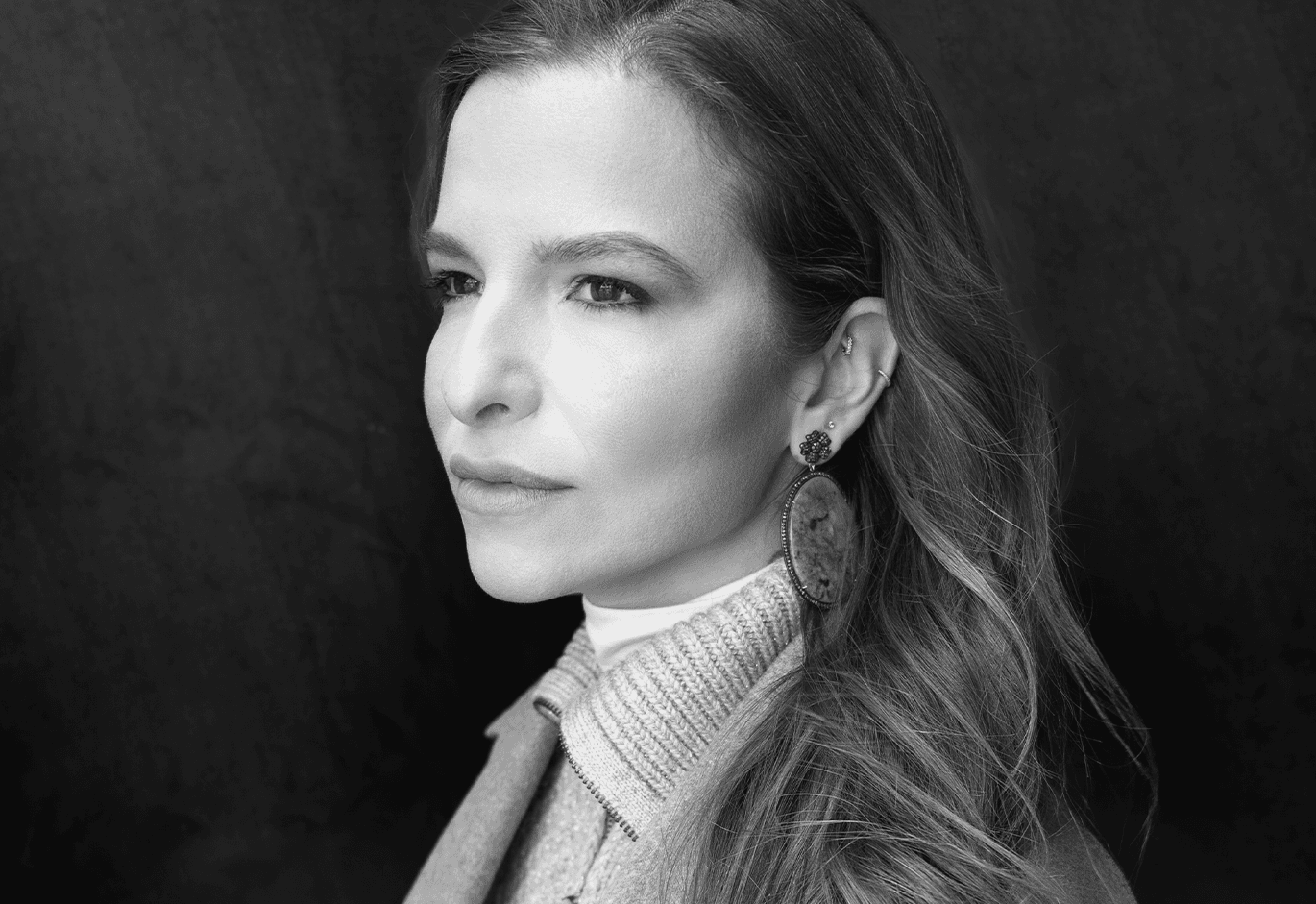 Ασπρόμαυρο πορτρέτο γυναίκας με βλέμμα στραμμένο στο βάθος.
