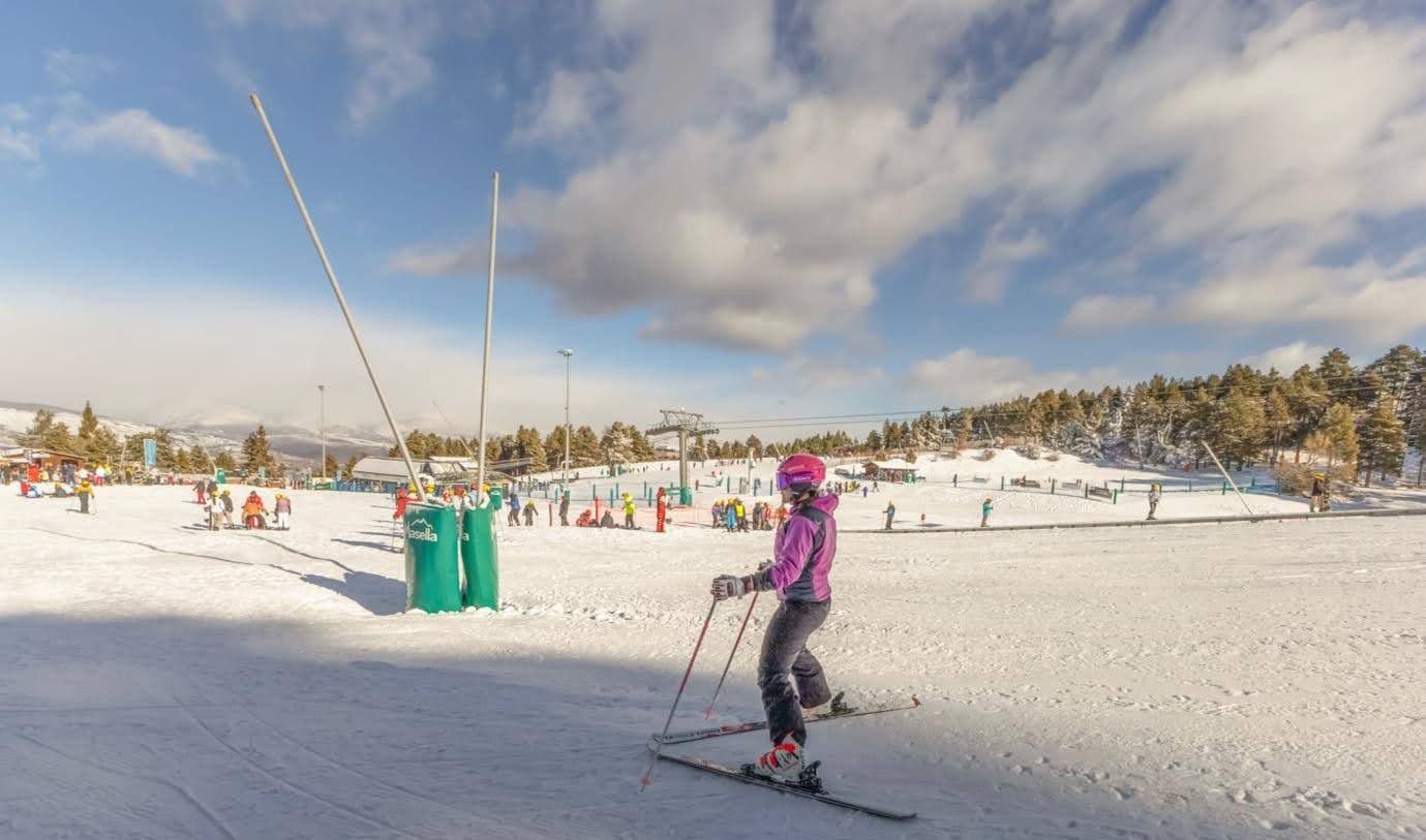 Esquiadora en pistas de esquí de Masella