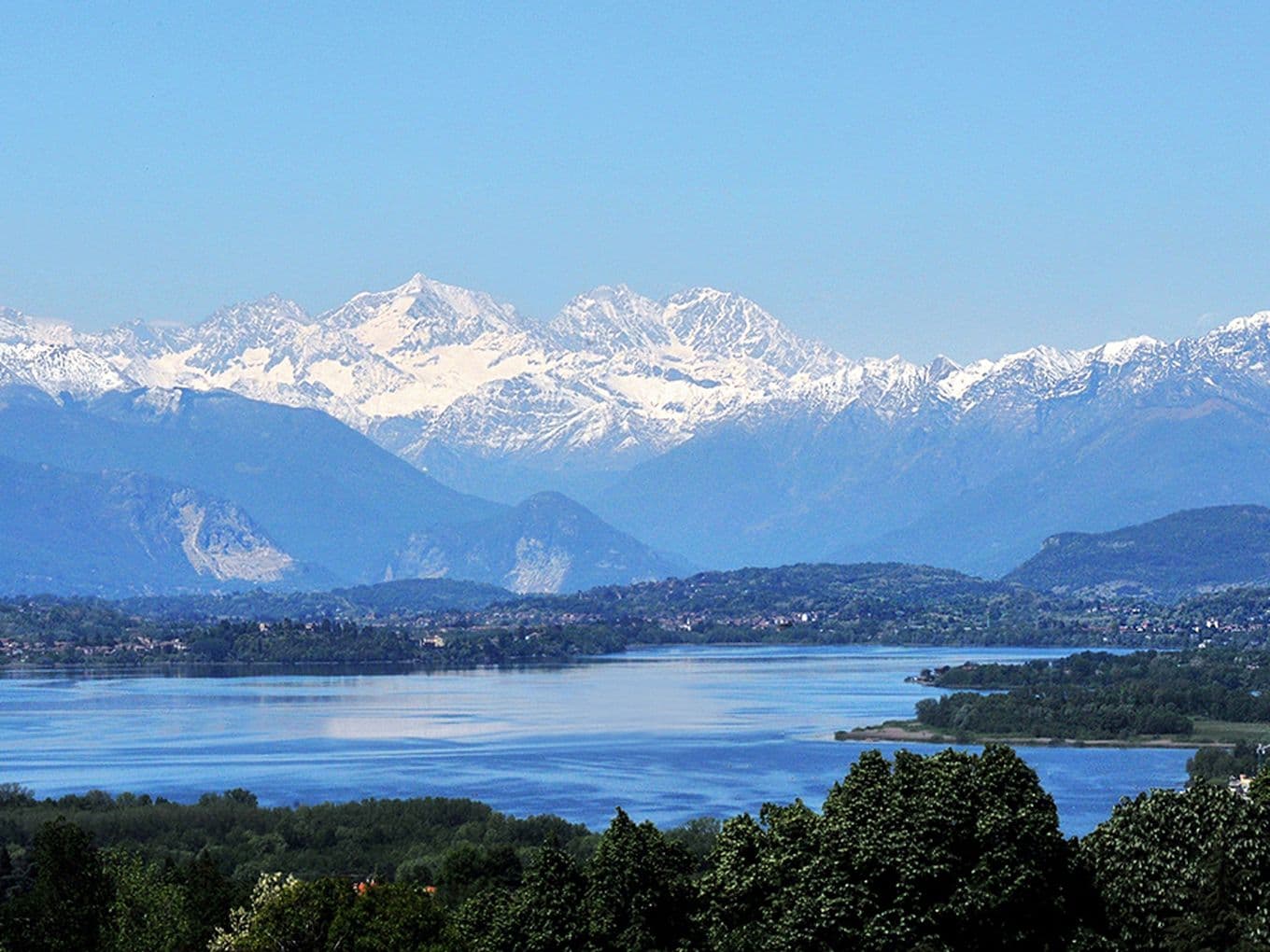 vista panoramica di varese con montagne innevate sullo sfondo
