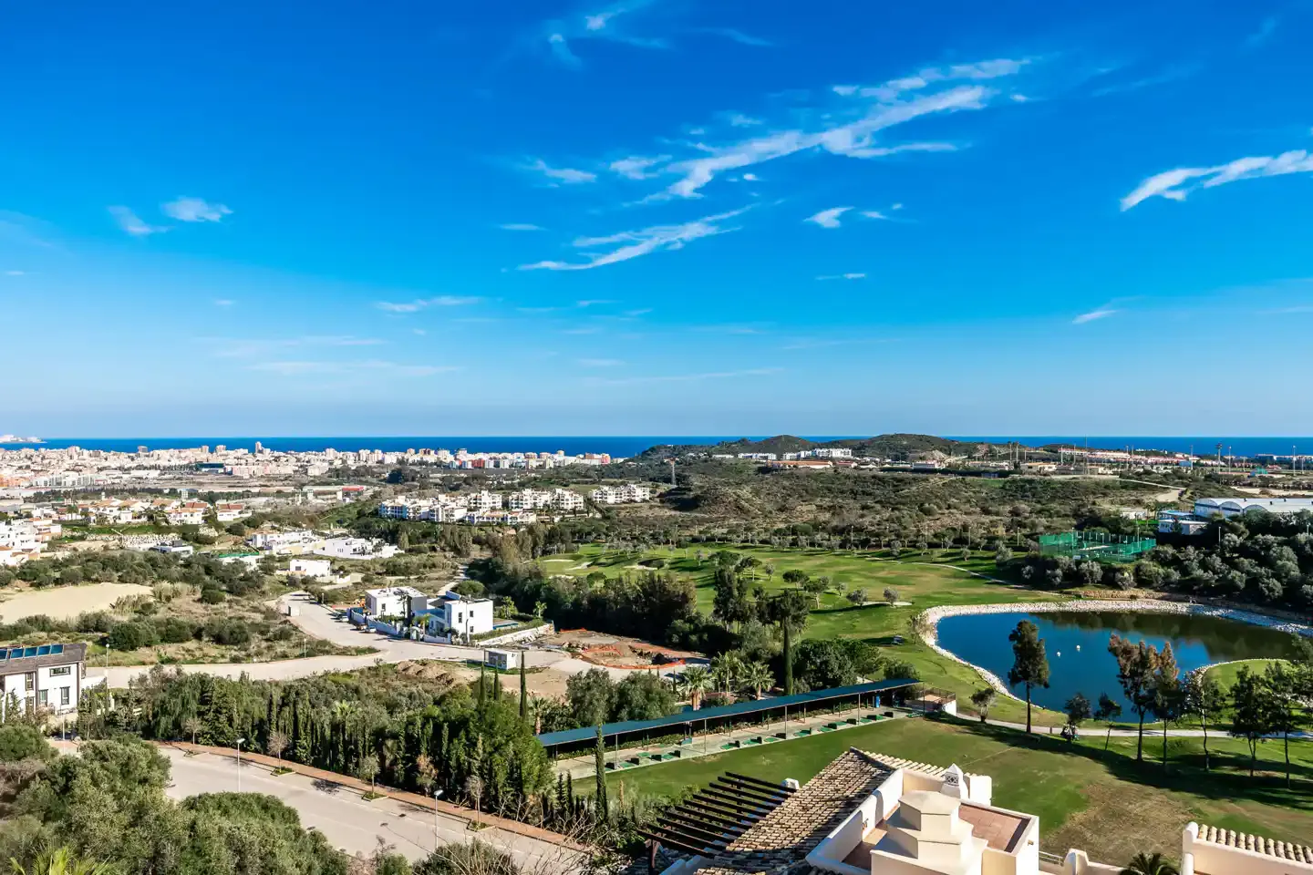 Aussicht von Cerrado del Águila. Vom Golfplatz bis zum Meer.
