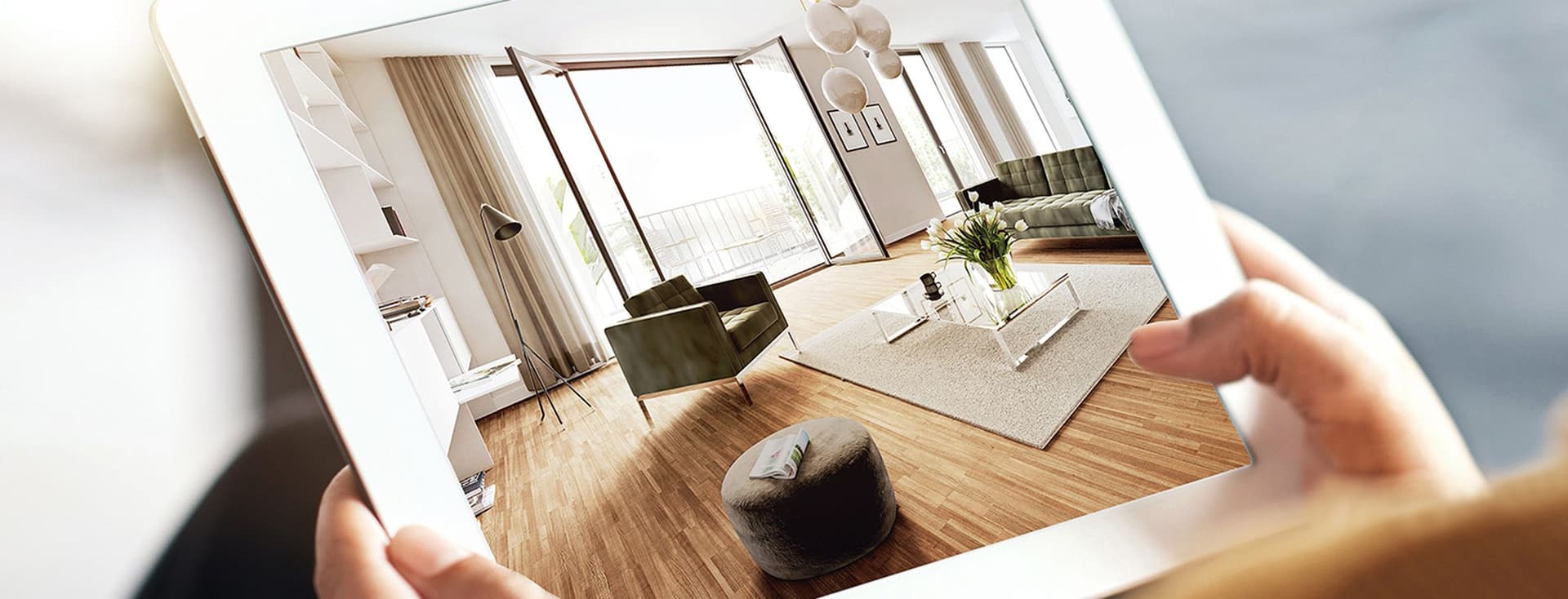 Le client regarde le bien de l'intérieur sur une tablette