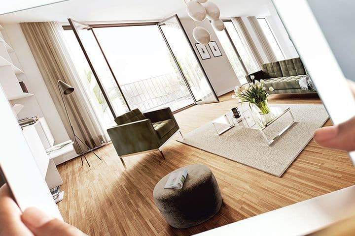 Le client regarde le bien de l'intérieur sur une tablette