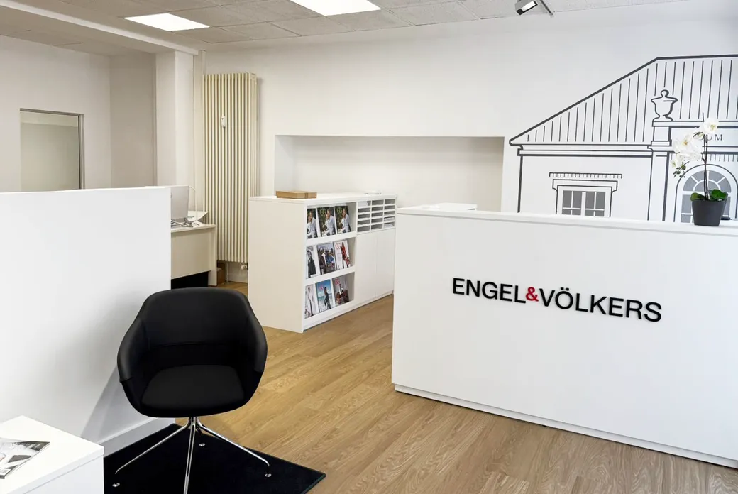Interior view of the Engel & Völkers store in Gelnhausen with reception area