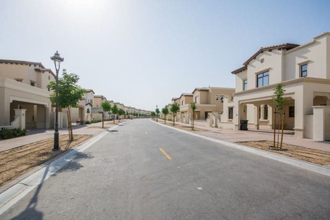 Blick auf eine von Bäumen gesäumte Wohnstraße in Arabian Ranches 2