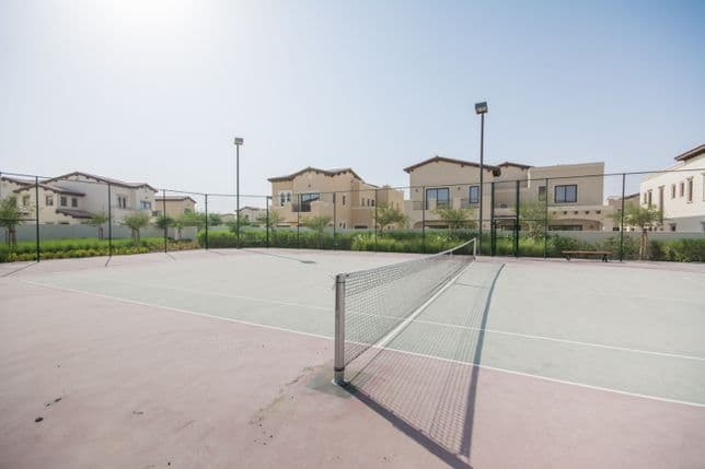 Gut gepflegter Tennisplatz in Arabian Ranches 2 für Outdoor-Sportbegeisterte