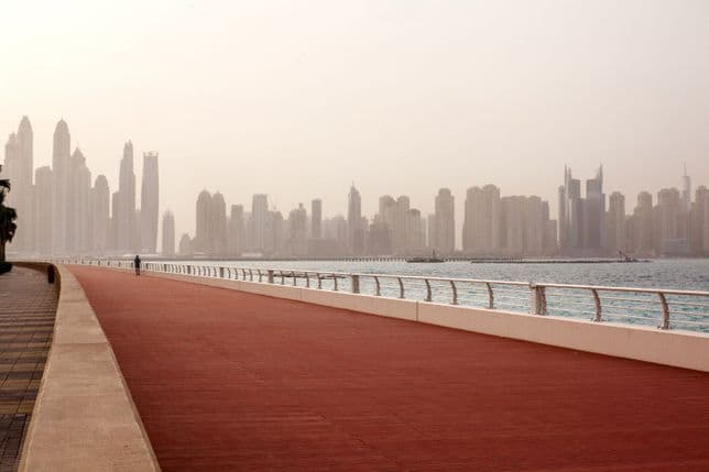 Skyline von Palm Jumeirah Boardwalk und Marina
