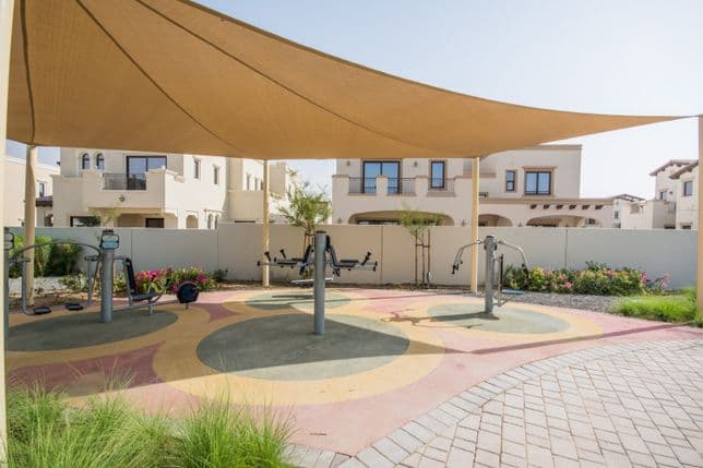 Voll ausgestattetes Outdoor-Fitnessstudio in Arabian Ranches 2, das Fitness und Wohlbefinden der Bewohner fördert