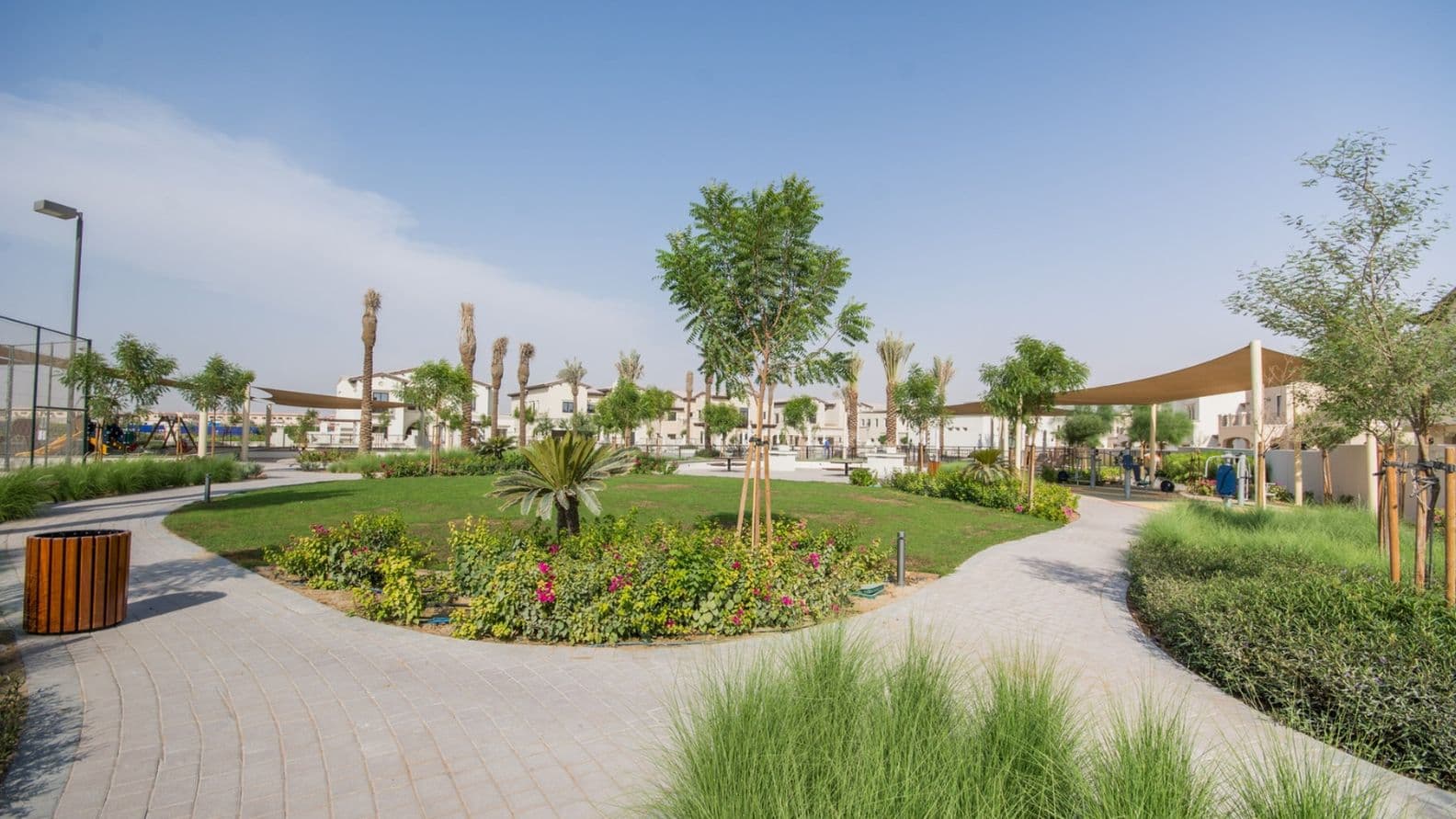 Grüner Park in Arabian Ranches 2, ideal für Picknicks und entspannte Spaziergänge