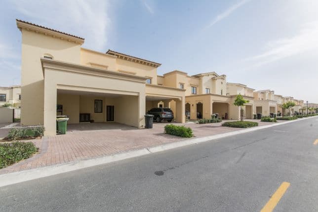 Reihe von Stadthäusern in Arabian Ranches 2