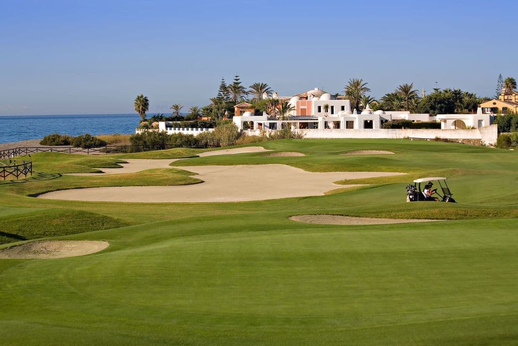 Campo de golf de Guadalmina frente a la playa.