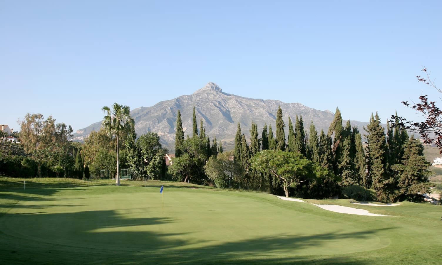 Aloha golf course with La Concha mountain behind