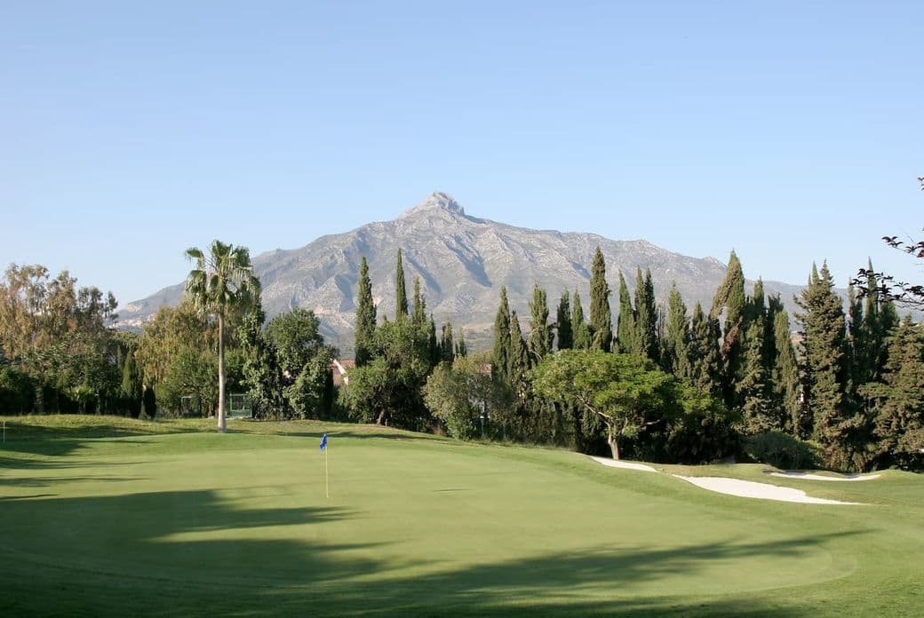Campo de golf Aloha con la montaña La Concha al fondo.