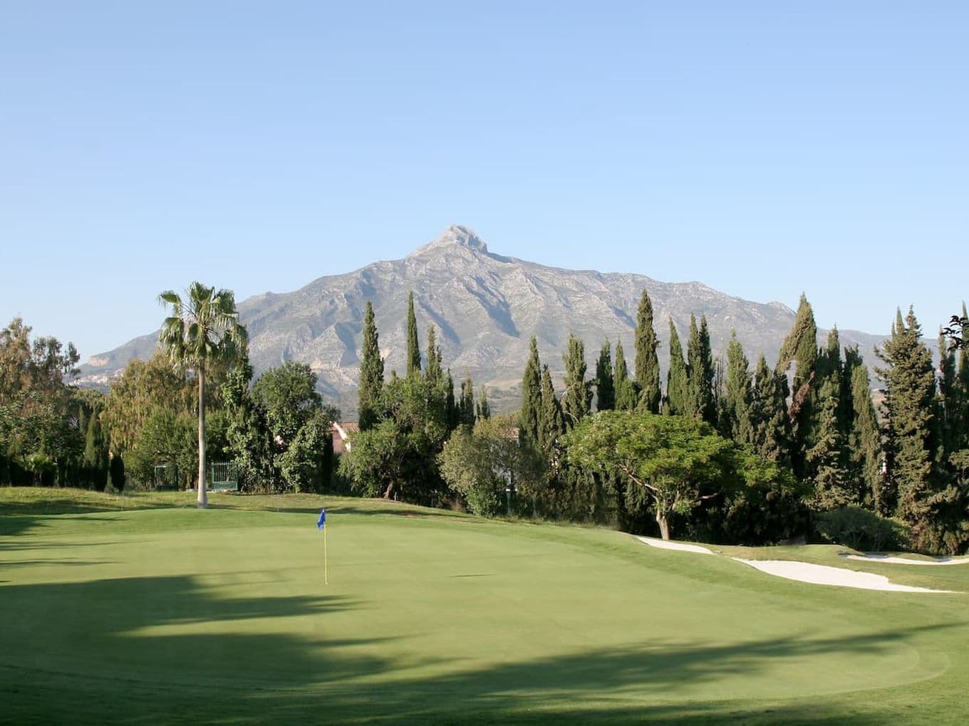 Campo de golf Aloha con la montaña La Concha al fondo.