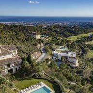Landschaft von La Zagaleta mit dem Golfplatz und dem Meer im HintergrundLandschaft von La Zagaleta mit dem Golfplatz und dem Meer im Hintergrund