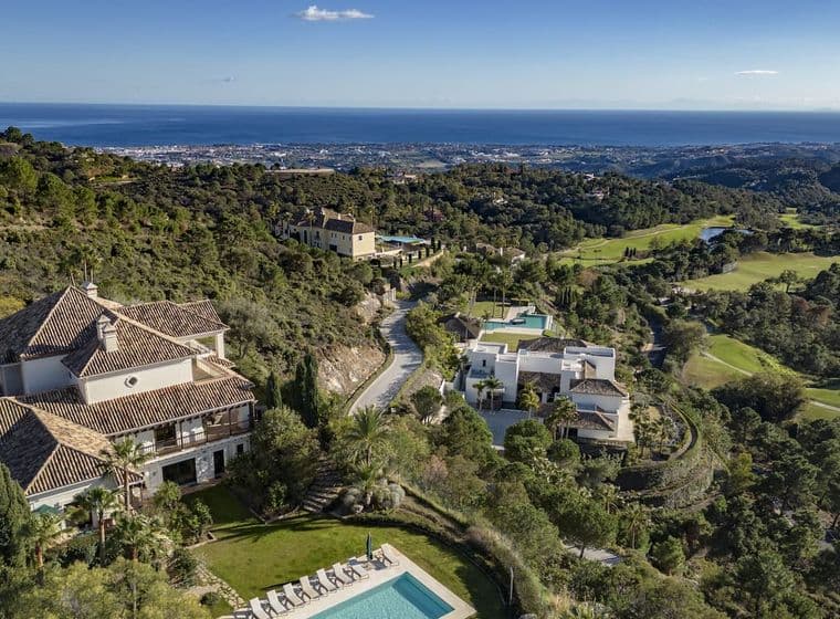 Paisaje de La Zagaleta con el campo de golf y el mar de fondo.