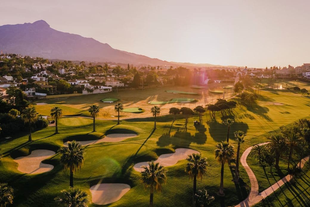 Atardecer en el campo de golf de Los Naranjos con la montaña de La Concha al fondo.