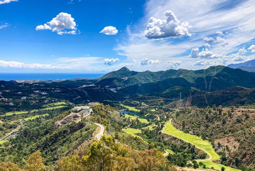 Vistas del campo de golf de La Zagaleta con el mar azul al fondo.