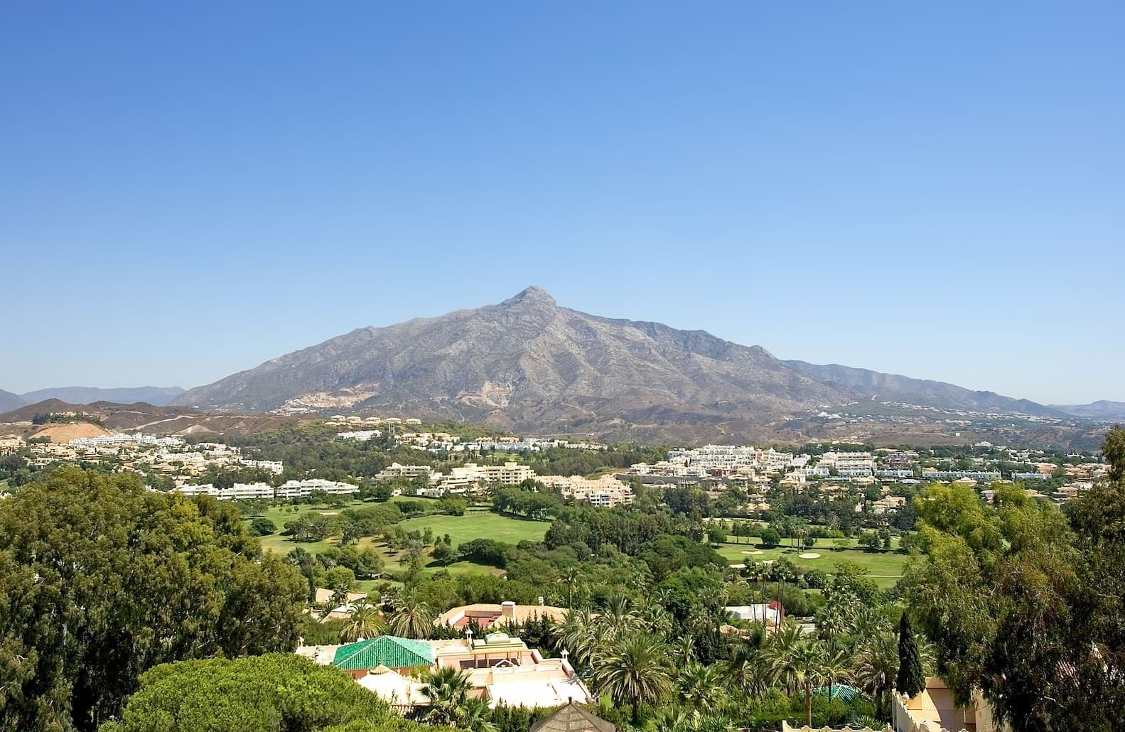 Las Brisas golf course with La Concha mountain behind