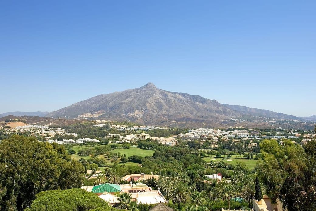 Campo de golf de Las Brisas con la montaña de La Concha al fondo.