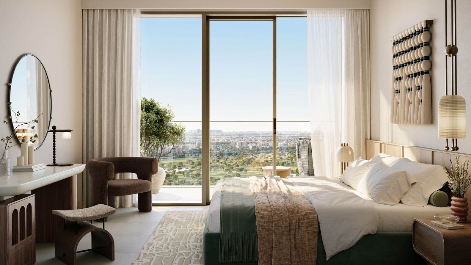 Modernes Schlafzimmer mit großem Fensterblick, Doppelbett, rundem Spiegel, Sessel und dekorativer Wandkunst. Neutrale Farbtöne und gemütliches Ambiente.