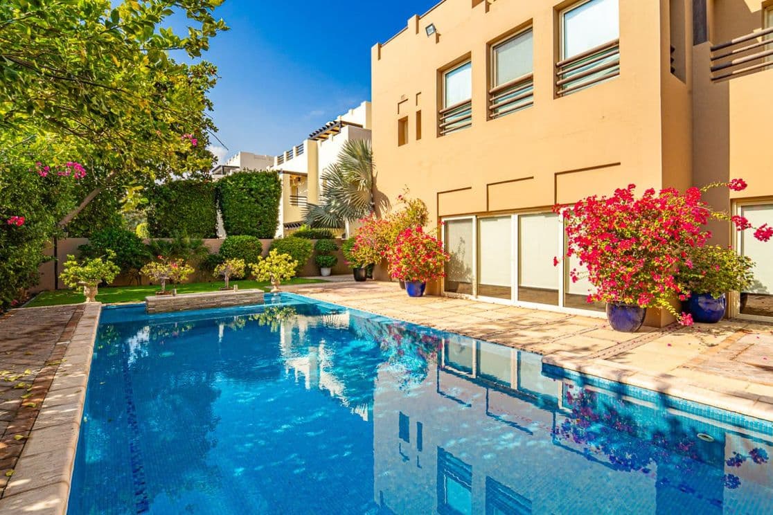 Landschaftlich gestalteter Garten mit privatem Pool in einer Villa in The Lakes