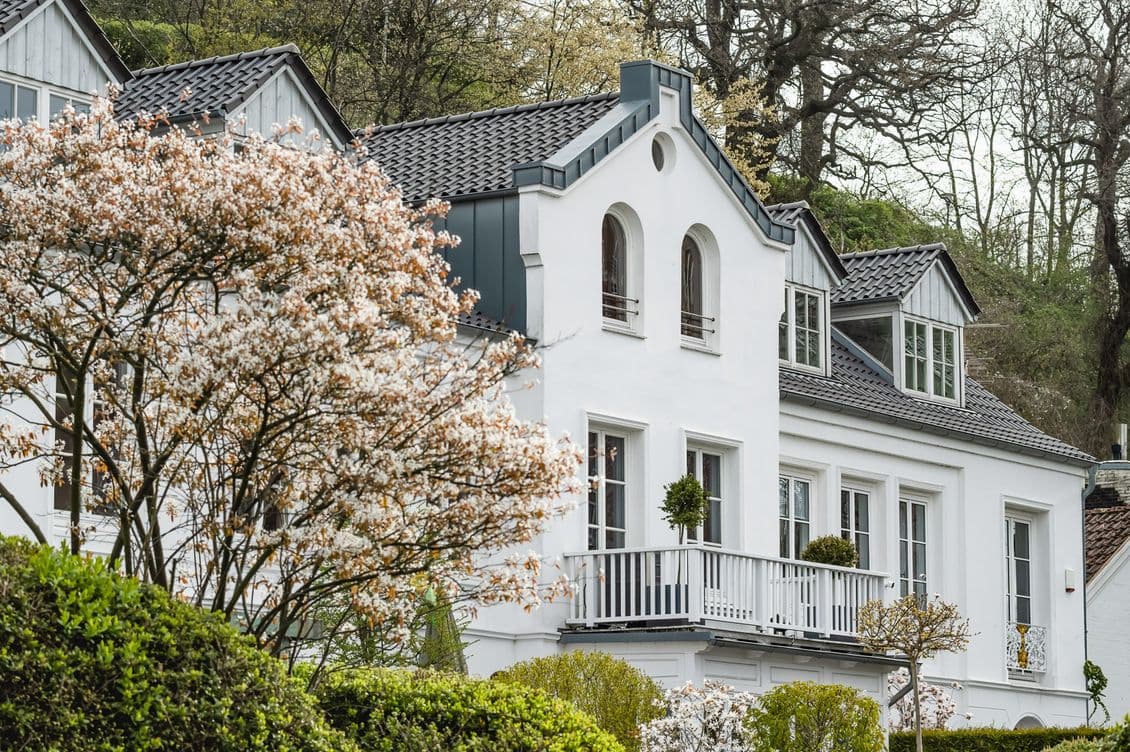 Weiße Villa mit Garten in gefragter Wohnlage als Beispiel für hochwertige Immobilien in beliebten Lagen im Hamburger Nordosten.