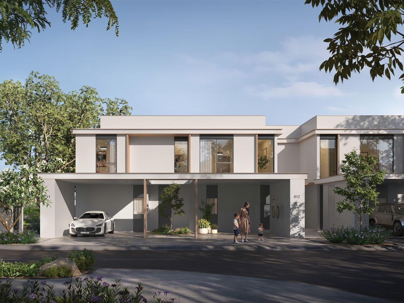 Modernes zweistöckiges Haus mit großen Fenstern, einem Carport mit einem weißen Auto und einer Familie, die draußen spazieren geht. Umgeben von Bäumen und Grün.