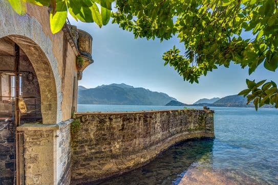 Alter Steinbogen und Ufermauer mit Blick auf den Comer See