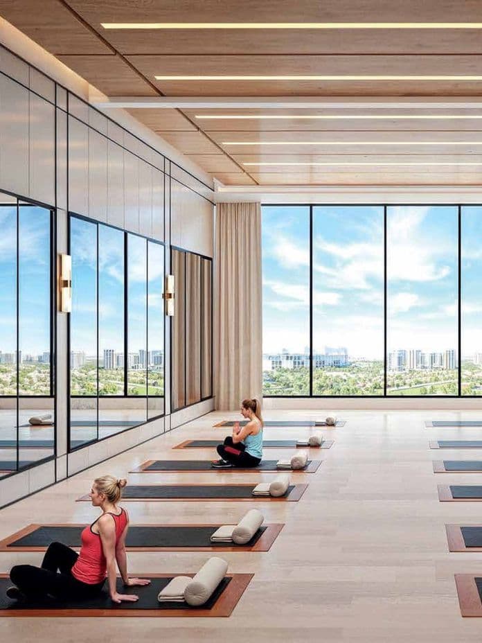 Ruhiges Yoga- und Meditationsstudio im Danube ASPIRZ, Dubai Sports City – mit bodentiefen Fenstern und beruhigendem natürlichen Licht.