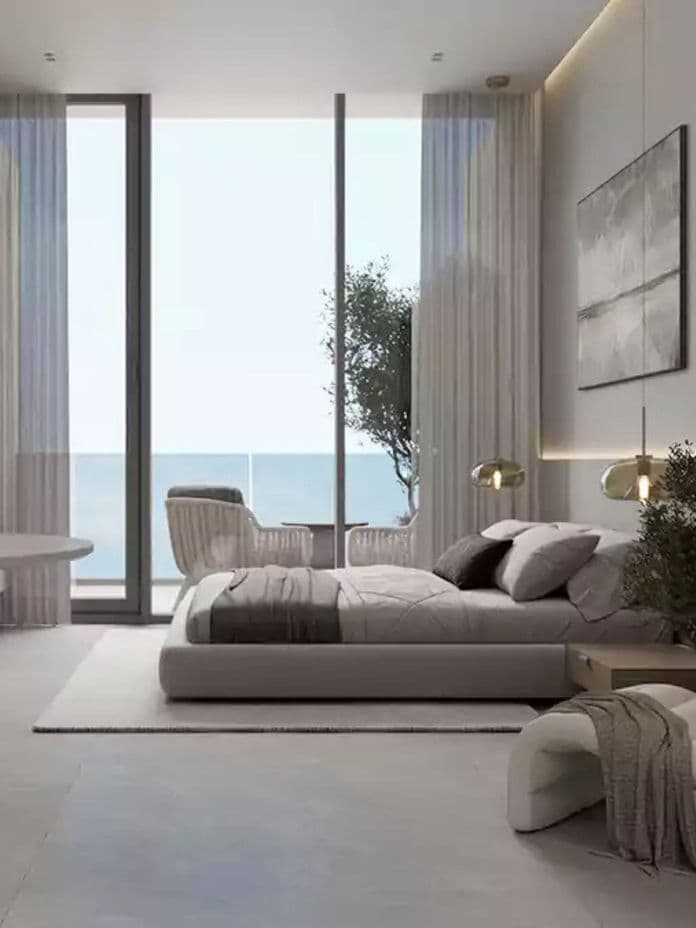Modernes Luxus-Schlafzimmer mit bodentiefen Fenstern und einem privaten Balkon mit Meerblick.