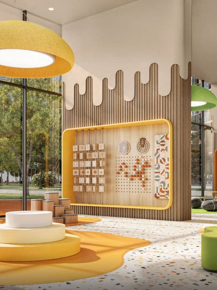 Modernes Kinderzimmer/Spielzimmer mit bunter Dekoration, großen Fenstern und Holzwandpanelen mit Buchstabenblöcken und interaktiven Elementen.