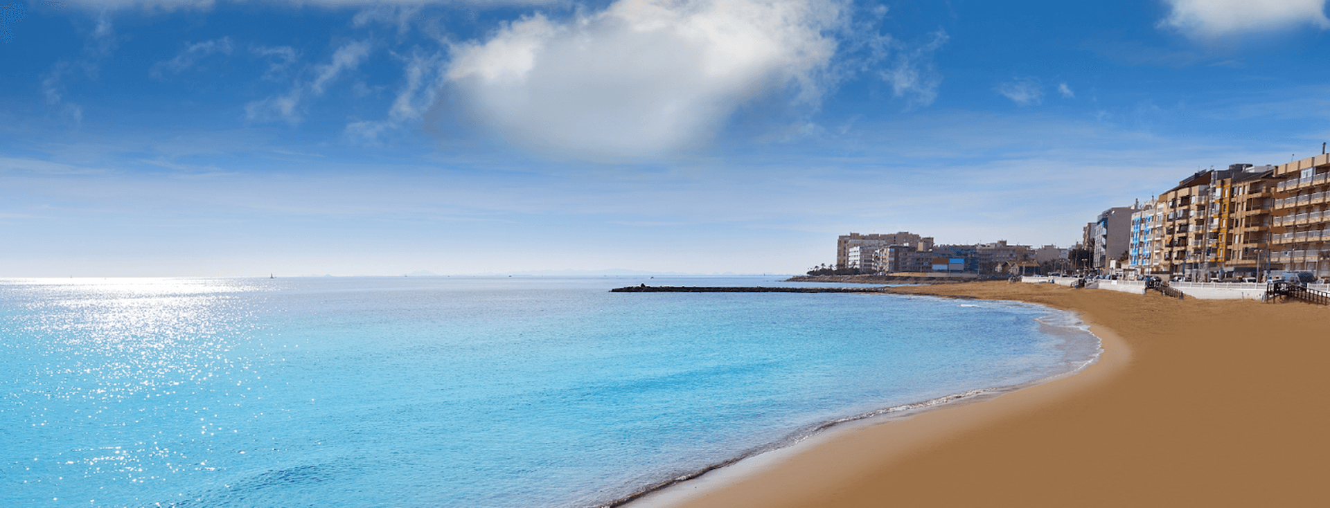 Foto des del mar mirant cap a la zona de La Siesta, una bonica platja de sorra i aigua cristal·lina.