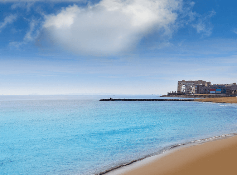 Foto des del mar mirant cap a la zona de La Siesta, una bonica platja de sorra i aigua cristal·lina.