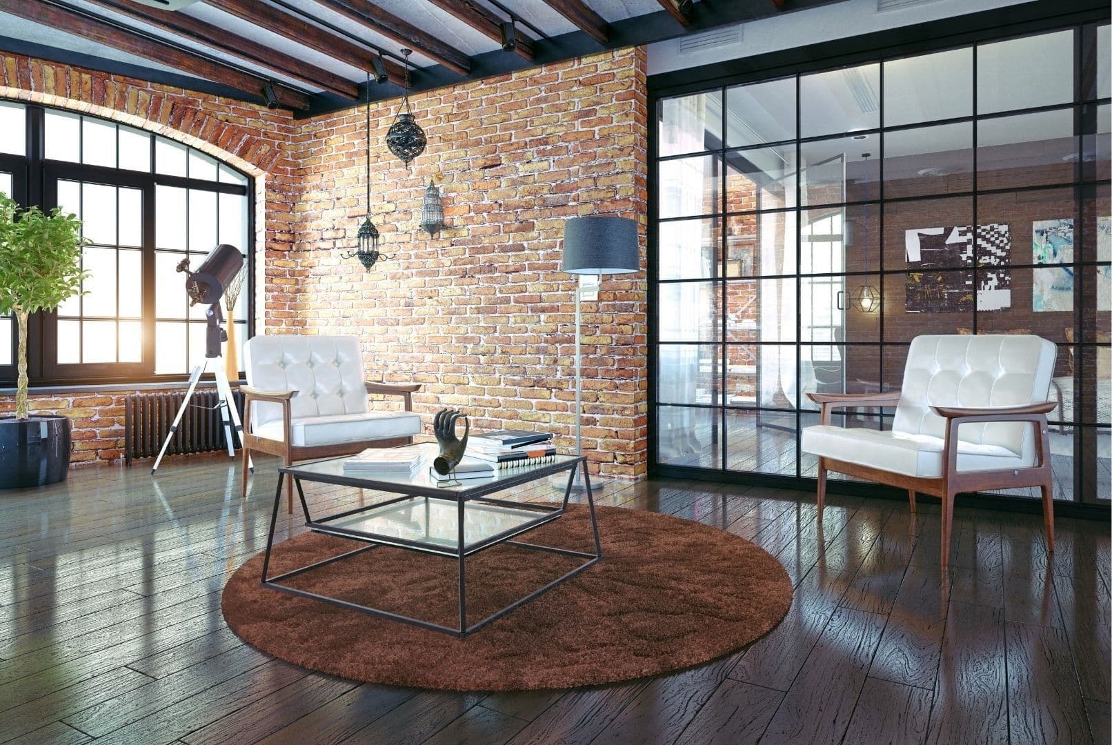 Un saló amb parets de maó, terres de fusta i una catifa marró. Dues cadires blanques i una taula de centre de vidre es troben al centre de l'habitació.