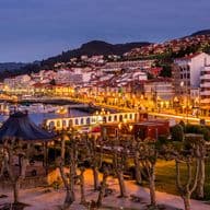La vista del port de Baiona a mesura que es fa fosc.