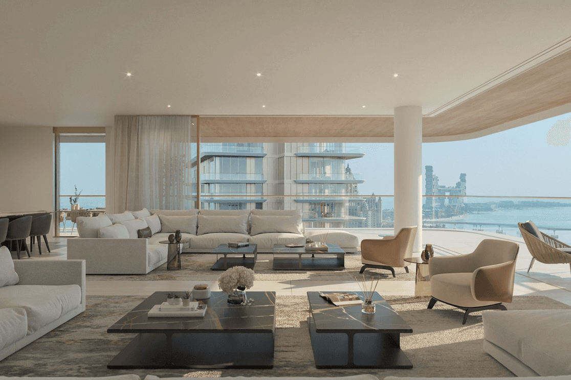 Luxuriöses offenes Wohnzimmer mit modernen Möbeln, großen Fenstern mit Panoramablick auf das Meer und einem Essbereich im Hintergrund.