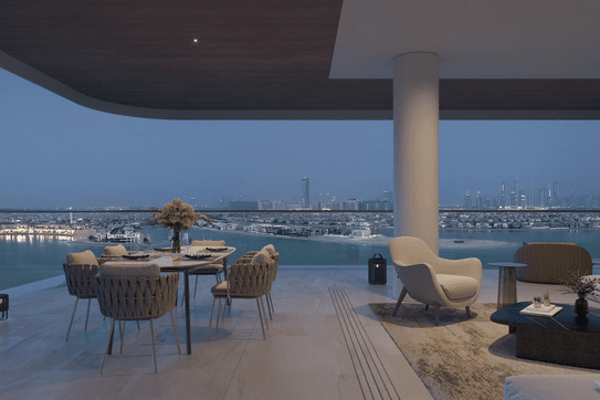 Luxuriöse Dachterrasse in der Abenddämmerung mit modernen Möbeln, einem Essbereich und Blick auf die Skyline der Stadt über das Wasser hinweg.