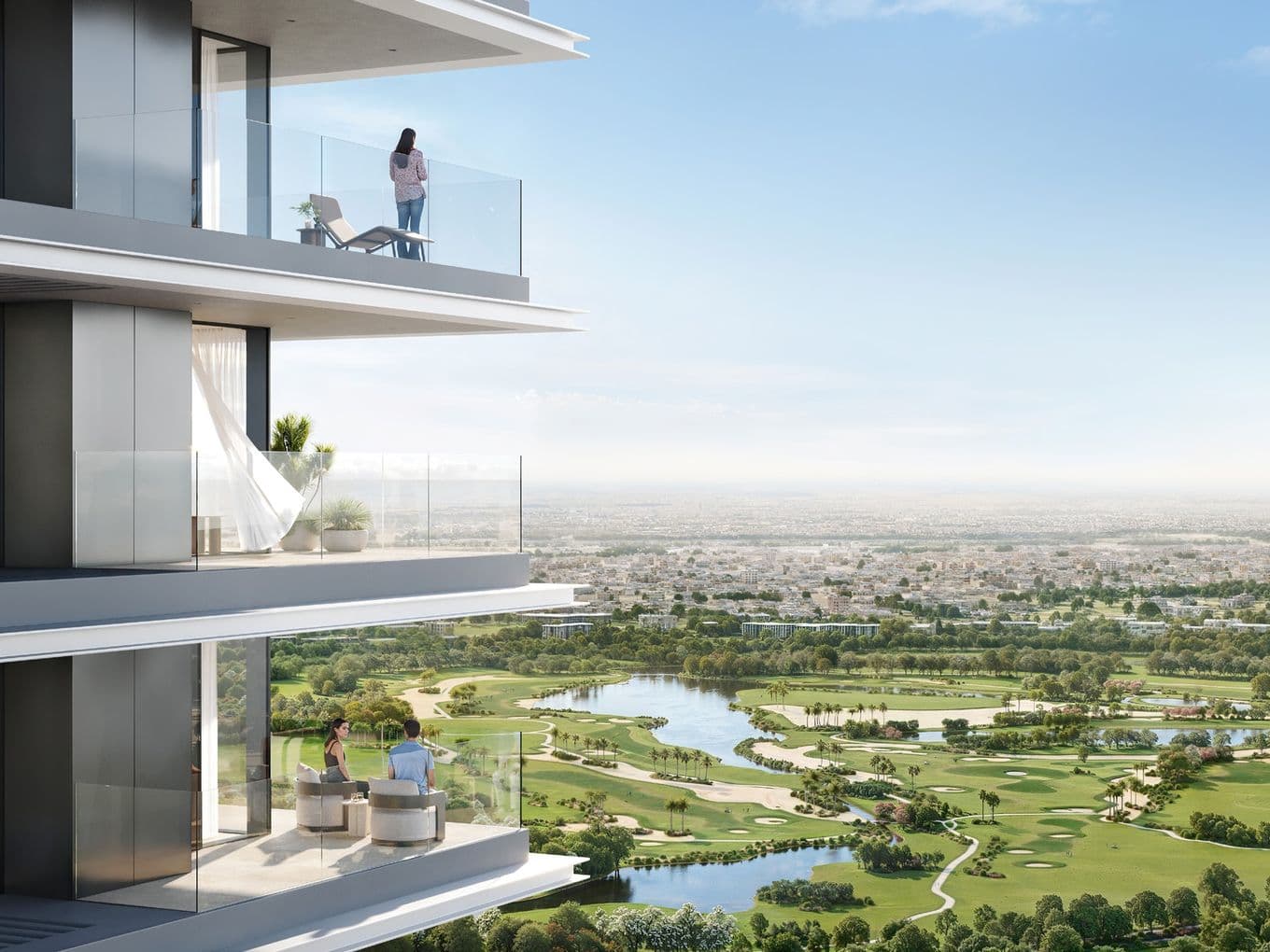 Moderne Hochhausbalkone mit Blick auf einen weitläufigen Golfplatz und eine üppige Landschaft unter einem klaren blauen Himmel.